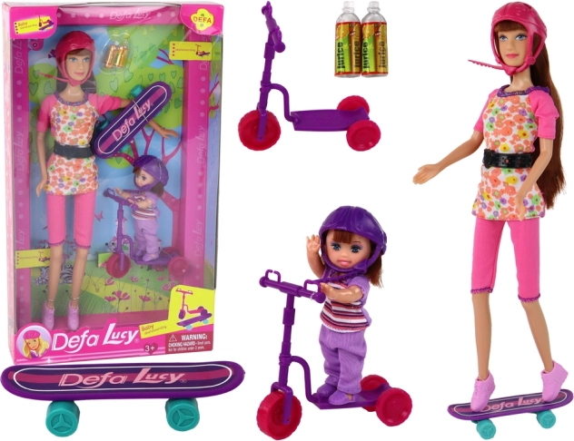 Poppenset Defa Lucy met roze helm, step en skateboard