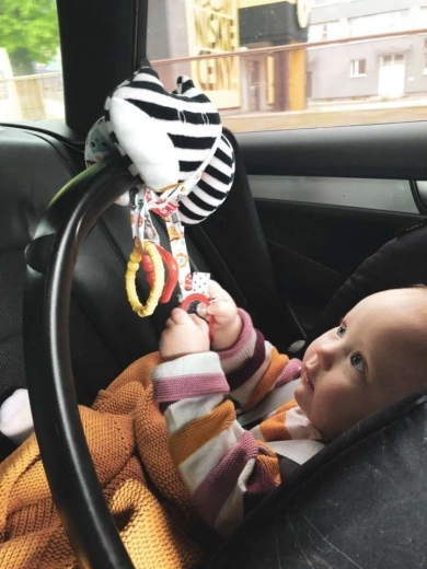 Eenvoudig te bevestigen aan kinderwagen en autostoeltje