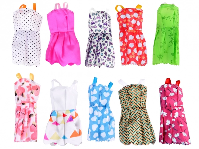 Set van jurken, schoenen en accessoires voor poppen