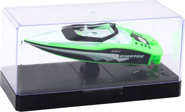 Groene op afstand bestuurbare motorboot