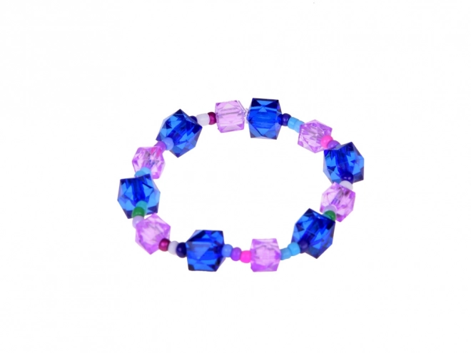 Kleurige kralen en kristallen voor het maken van armbanden