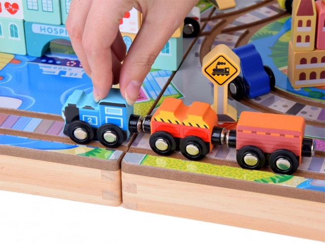 Houten treinset stad met koffer