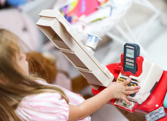 Supermarkt met winkelwagentje en scanner