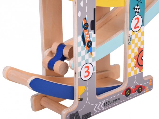 Houten autoracebaan met glijbaan