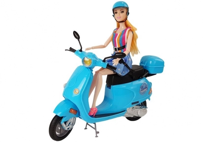 Pop op een roze scooter met helm, lang haar