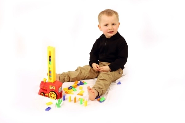 Locomotief/Trein domino bouwend plastic 16cm op batterijen met geluid en licht in doos 33x23,5x8cm
