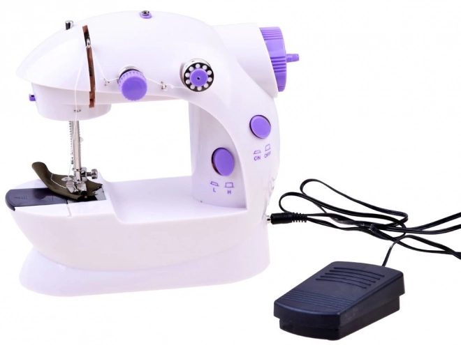 Mini naaimachine met voetpedaal en tafel