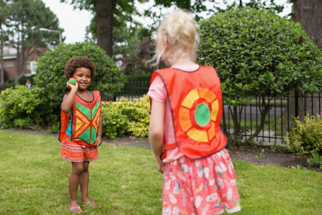 Buitenspel vangballen op vest met klittenband