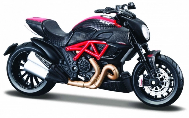 Ducati Diavel Carbon metalen model met standaard 1/18