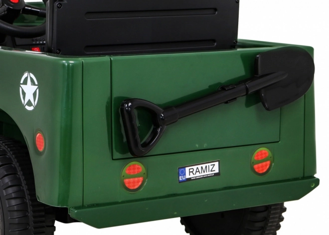 Retro groen militair voertuig voor kinderen + aandrijving 4x4 + afstandsbediening + 2 bagagedragers + langzame start + MP3 LED