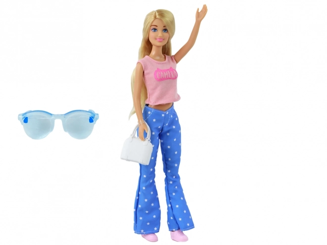 Pop Anlily met lange blonde haren, handtas en bril