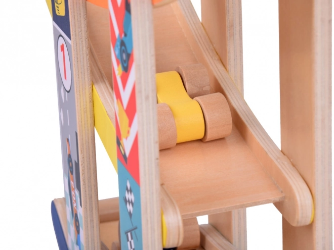 Houten autoracebaan met glijbaan