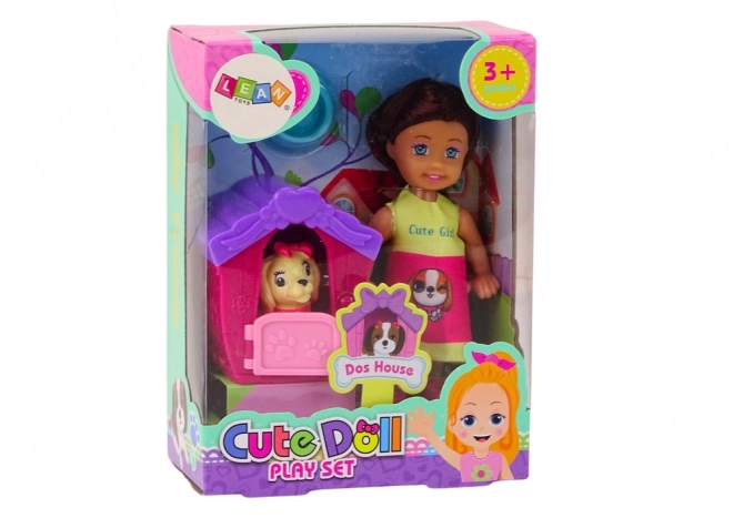 Mini pop met lang haar en bontgekleurde rok met hond en hok