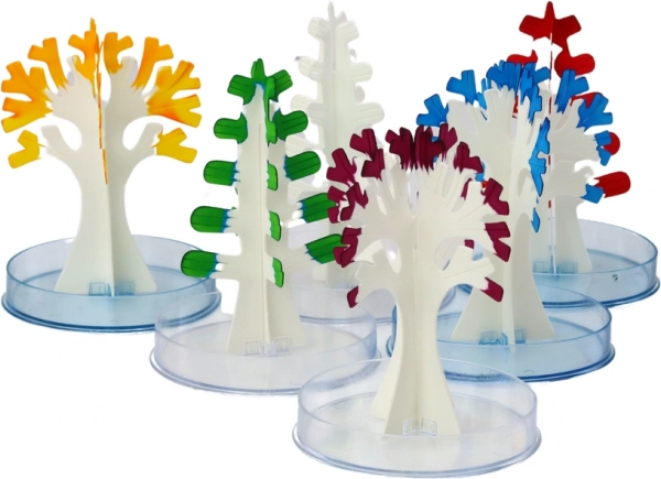 Gekleurde kristallen bomen als originele decoratie