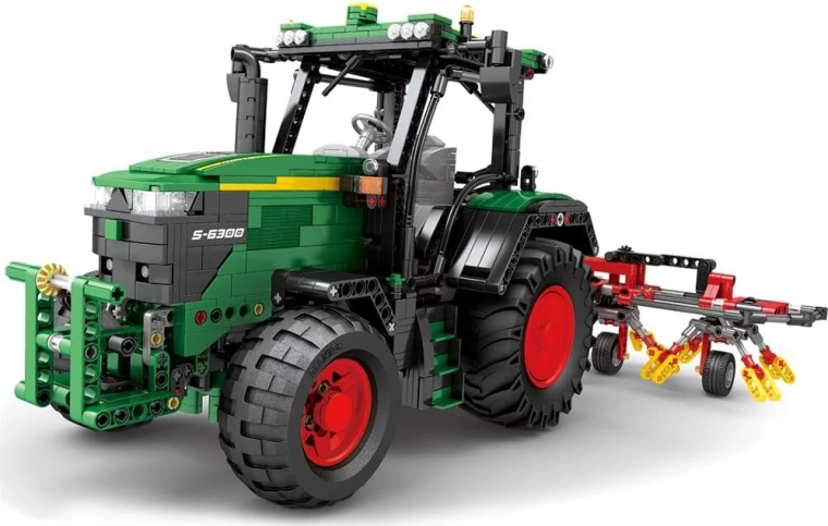 Realistische tractor met eggen