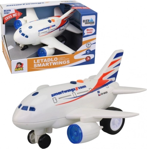 Vliegtuig Smartwings met aankondiging van de kapitein en stewardess