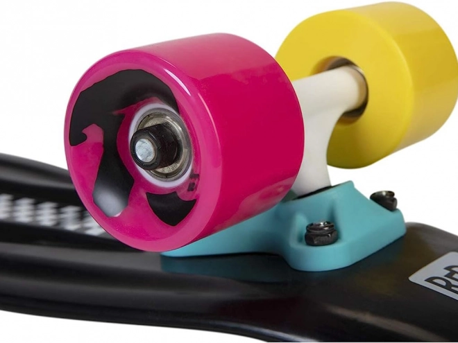 Kleurrijk retro pennyboard met dambordpatroon