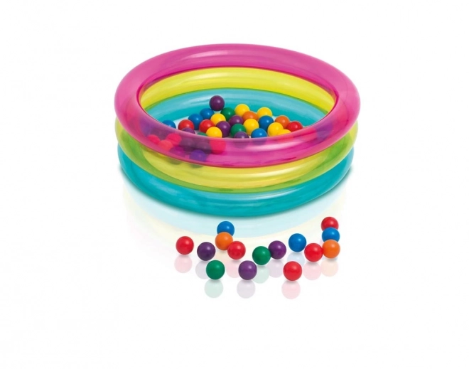 Zwembad met ballen