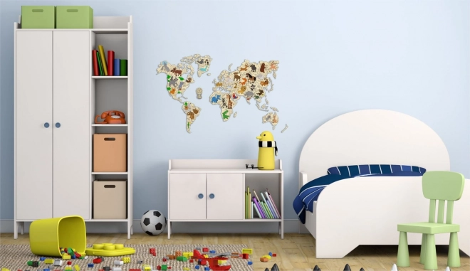 Houten wereldkaart met dieren