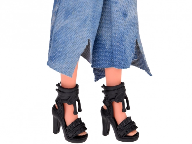 Anlily pop met lange pastelkleurige haren in jeans