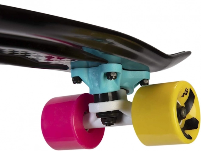 Kleurrijk retro pennyboard met dambordpatroon