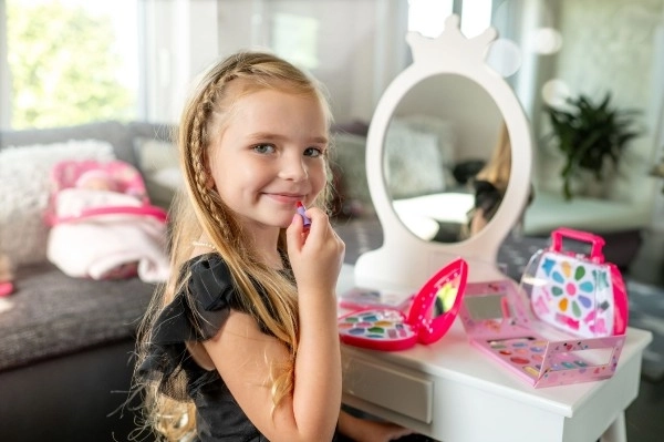 Kleine beauted make-up set voor kinderen op palette op kaart 13x17,5x2cm