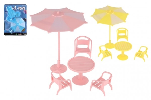 Meubels voor poppen/tafel en stoelen met parasol kunststof 3 kleuren op kaart 18x25x5cm
