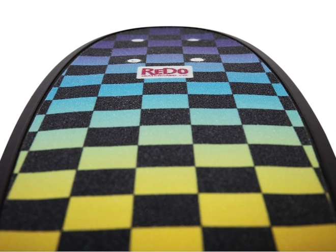 Kleurrijk retro pennyboard met dambordpatroon