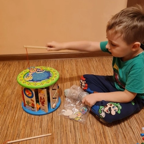 Houten blok met spelletjes voor kinderen