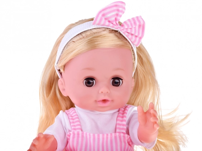 Baby pop met lange haren, praat en huilt