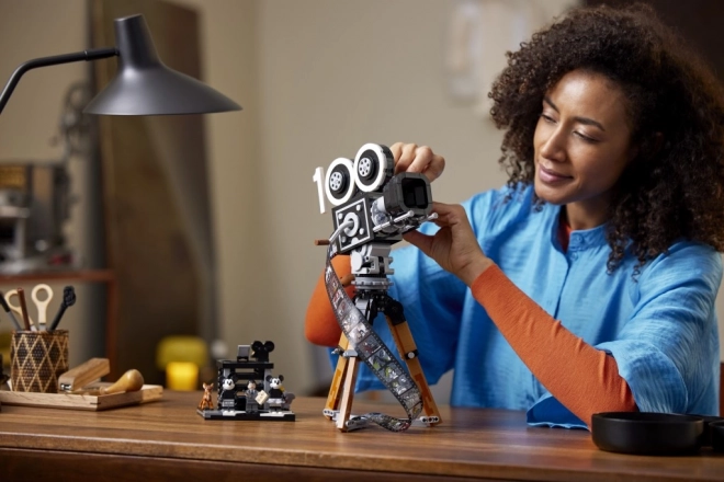 LEGO 43230 Disney Camera ter ere van Walt Disney