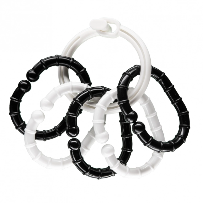 Zwart-witte ringen met hangers voor baby’s