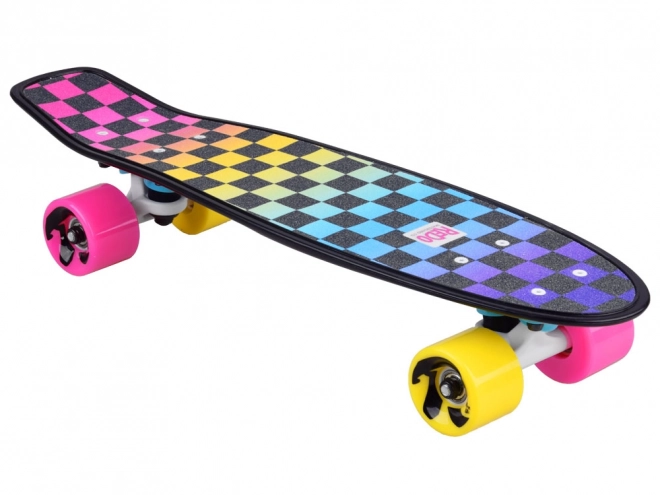 Kleurrijk retro pennyboard met dambordpatroon