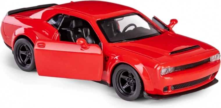 Openende deuren en gedetailleerd interieur