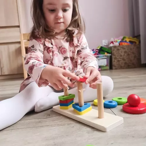 Houten kleurrijke piramide met vormen