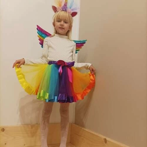 Eenhoorn kostuum met een regenboogrok en vleugels