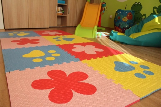 Schuimrubberen kinderkleed met blauwe en gele pootafdrukken