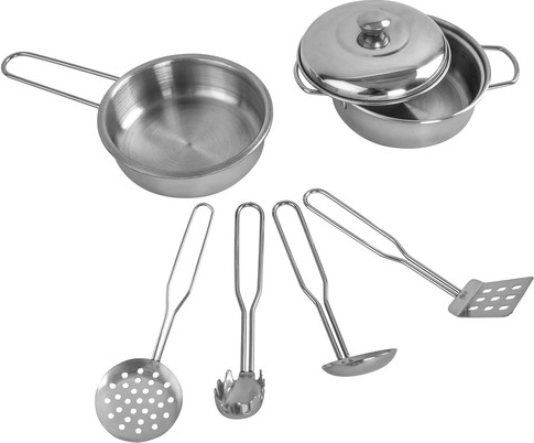Metalen pannen en keukengerei in de set