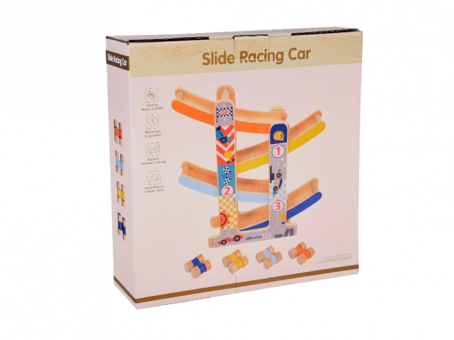 Houten autoracebaan met glijbaan