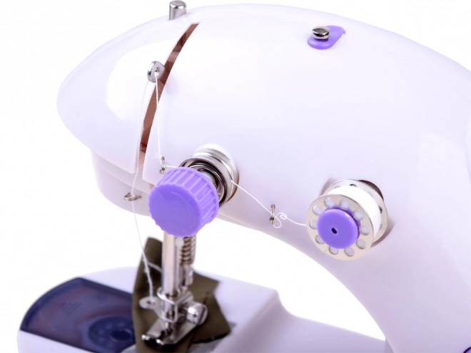 Mini naaimachine met voetpedaal