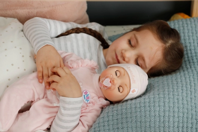 In slaap wiegen en baby-gymnastiek