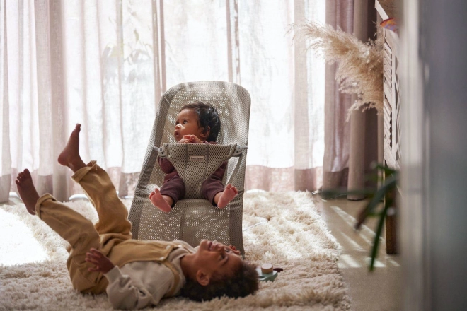 BABYBJORN - Wipstoeltje BLISS MESH - Parelroze – Grijs beige