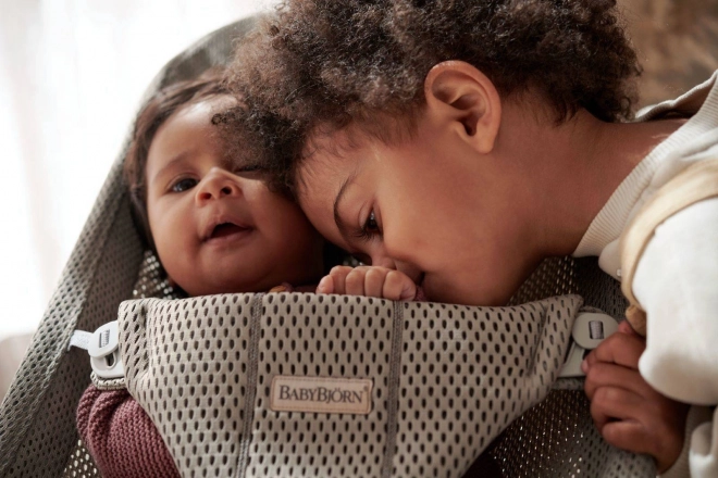BABYBJORN - Wipstoeltje BLISS MESH - Parelroze – Grijs beige