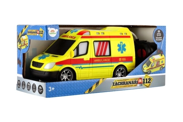 Auto RC ambulance plastic 20cm op afstandsbediening 27MHz op batterijen met licht in doos 28x13x11cm