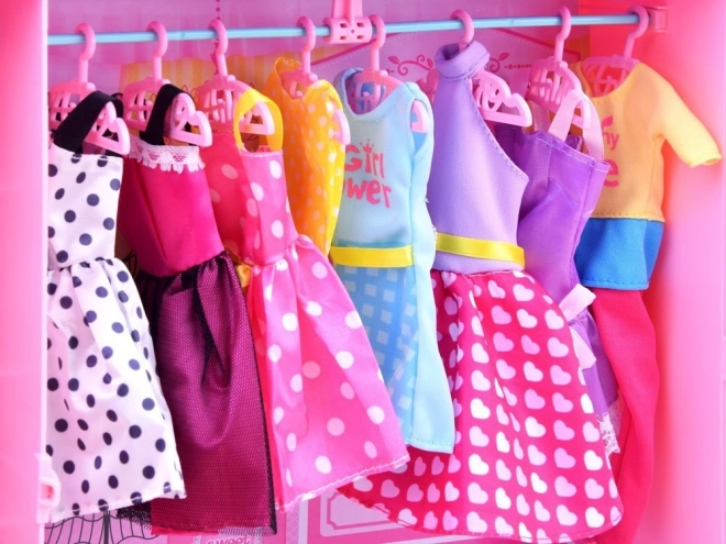 Anlily pop met kledingkast