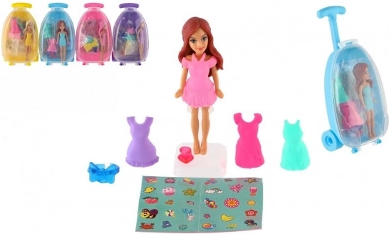 Pop met accessoires in een koffertje