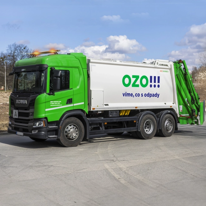 Vuilniswagen met OZO-logo