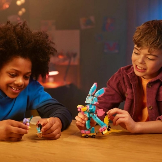 Izzie-minifiguur en verhaalaccessoires