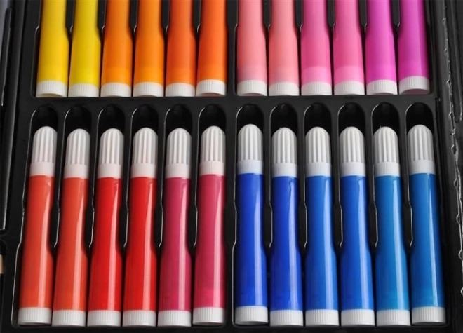 Grote set voor schilderen en tekenen in een koffer