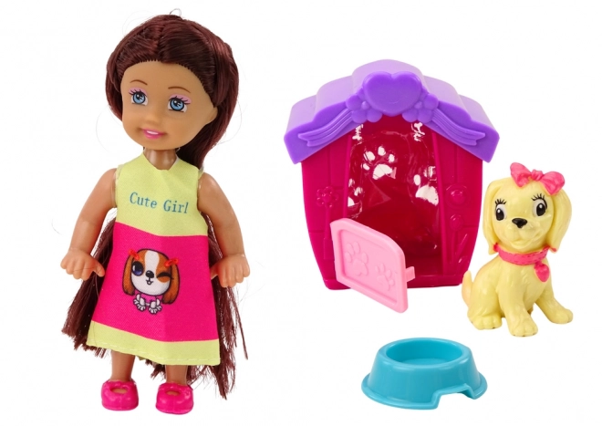 Mini pop met lang haar en bontgekleurde rok met hond en hok